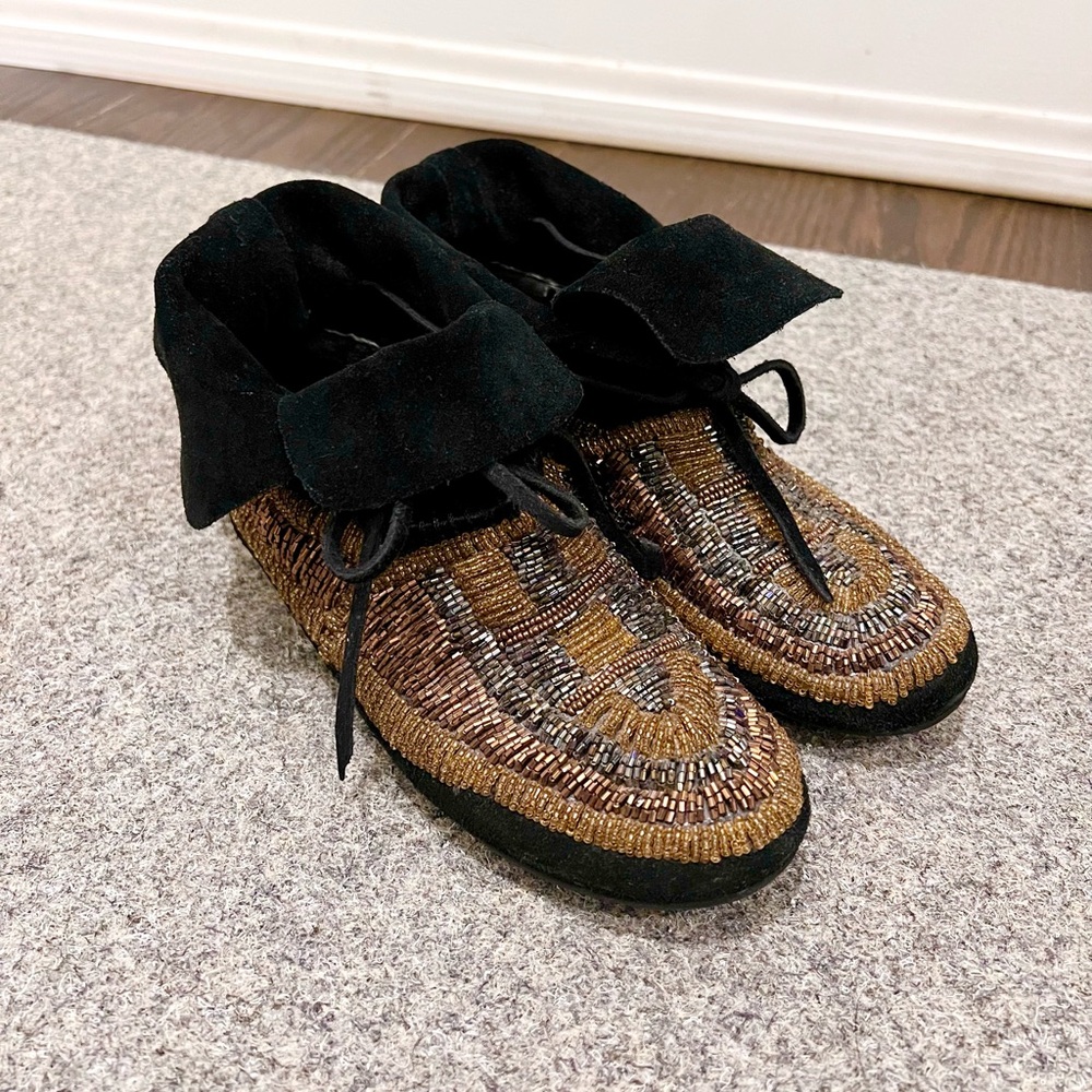 House of Harlow 1960 Maddie Suede Beaded Moccasin Booties Size 6
